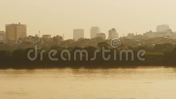 河内市傍晚雾霾俯瞰这条河越南视频的预览图