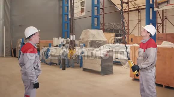 制造车间工人在仓库里用起重机工作生产通风和排水沟工具视频的预览图