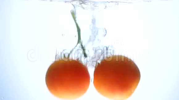 新鲜的大番茄掉在水里会产生气泡视频的预览图