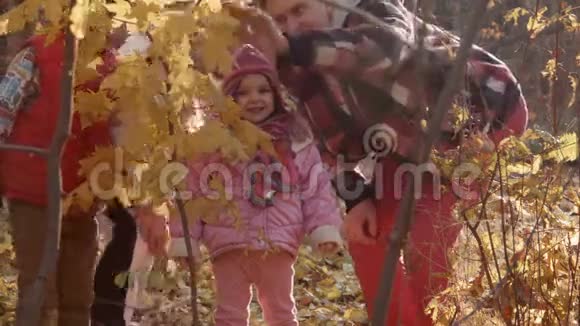 幸福的家庭在公园散步视频的预览图