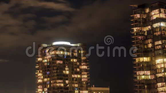 夜间住宅高层建筑视频的预览图