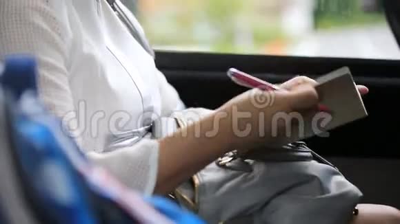 年轻的亚洲女人在公共汽车上写讲座视频的预览图