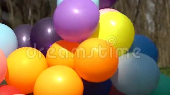 气球在户外活动视频的预览图