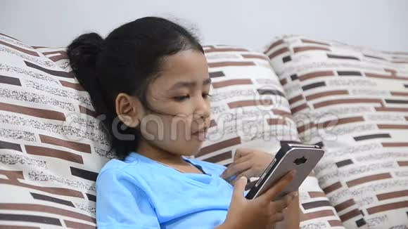 在家使用智能手机的亚洲小女孩特写镜头视频的预览图