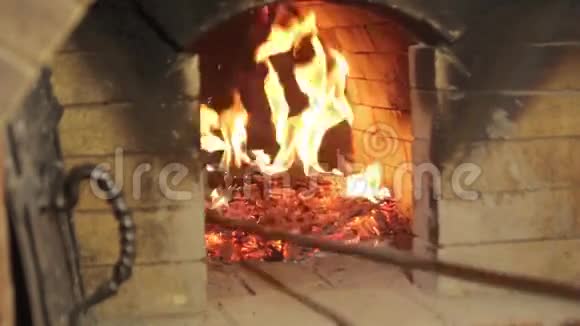 用红砖做的俄罗斯炉子烧柴火的一般景象视频的预览图