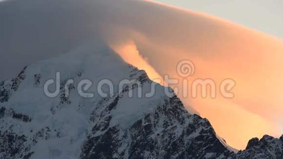 Aoraki库克山峰日出时在山顶形成薄雾视频的预览图
