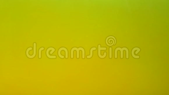 带气泡的黄色液体抽象背景视频的预览图
