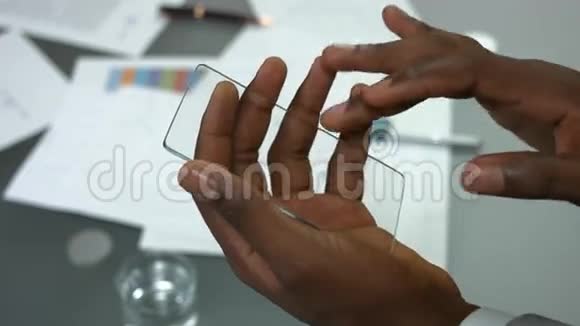透明手机在男性手中视频的预览图