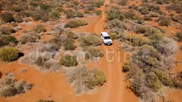 卡车在黄色沙漠周围行驶视频的预览图