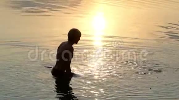 年轻人在棕榈树上捞起河水在日落时把抛起视频的预览图