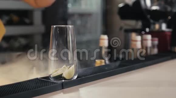 酒保在夜总会酒吧里做鸡尾酒用烟机射击专业的现代酒吧视频的预览图