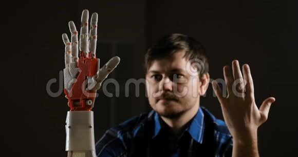 控制机器人手臂控制人们人控制机器人手臂3D打印机的创新机械手视频的预览图