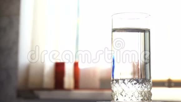 维生素片滴在玻璃杯中的水视频的预览图