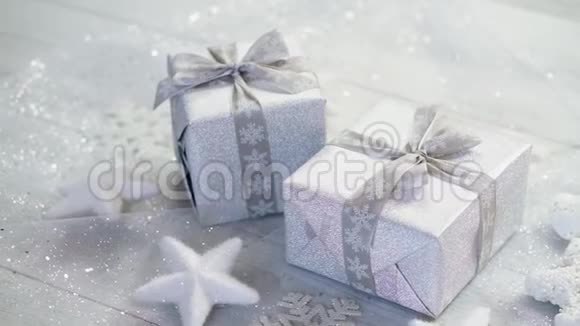 带有雪花和星星的银色礼物的闪亮圣诞餐桌装饰视频的预览图