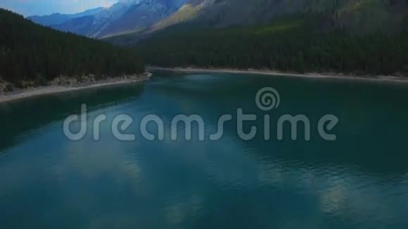 平静的表面Minnewaka湖视频的预览图