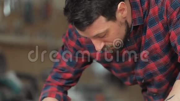 乔纳制造木制产品视频的预览图