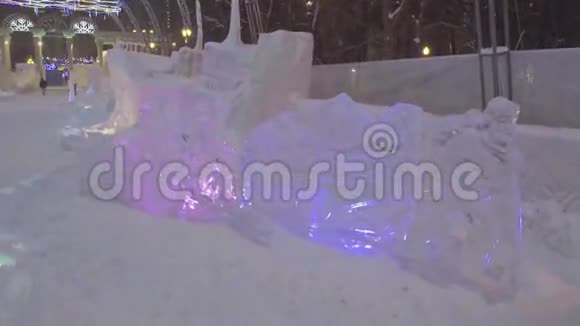 冬城冻人的冰雕冰雪制成的人和帐篷的雕塑冰上雕塑视频的预览图