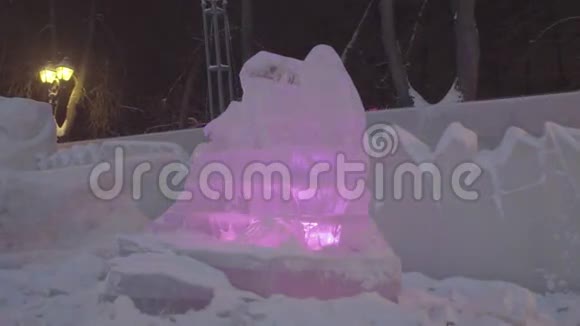 冬城冻龙的冰雕雪做的龙俄罗斯的冰雕冰城的雕塑视频的预览图