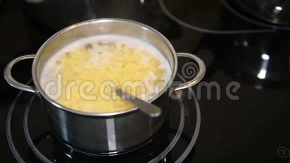 煮传统的汤面关门没人视频的预览图