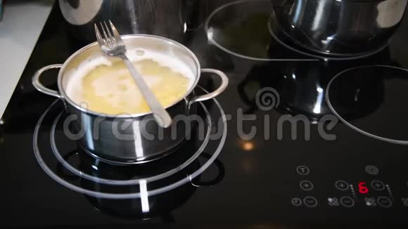 煮传统的汤面关门没人视频的预览图
