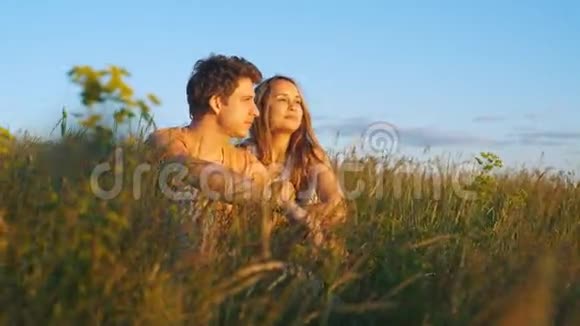 一对夫妇坐着看美丽的日落视频的预览图