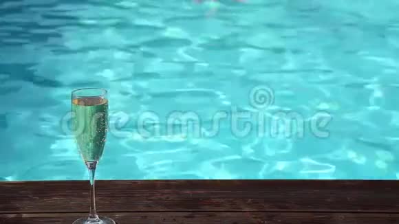 年轻快乐的女人在游泳池里喝香槟视频的预览图
