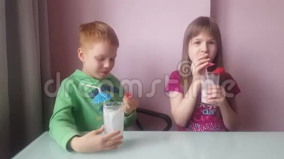 小男孩和女孩一起在室内喝牛奶视频的预览图