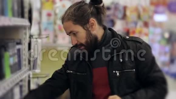 有胡须和长发的男人在超市里选择止汗剂视频的预览图