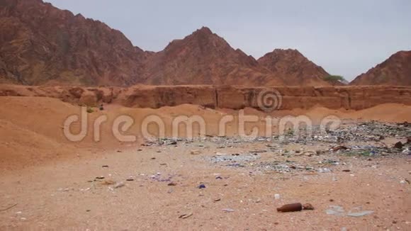 埃及沙漠里的垃圾视频的预览图