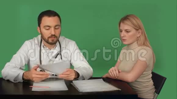 男医生要求病人支付一笔绿费视频的预览图