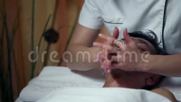 为一名中年男子拍摄的特殊面部护理照片视频的预览图