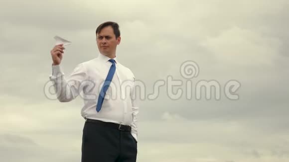 商人在乌云的背景下玩纸飞机视频的预览图