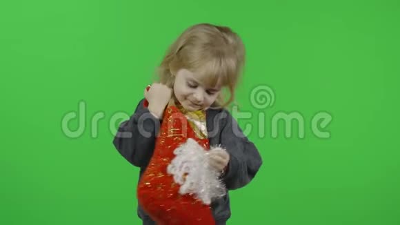 快乐美丽的小女孩穿着毛衣和雪人圣诞节色度键视频的预览图