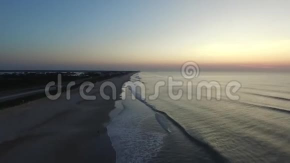 北卡罗莱纳州清晨的空中海滩和海浪录像视频的预览图
