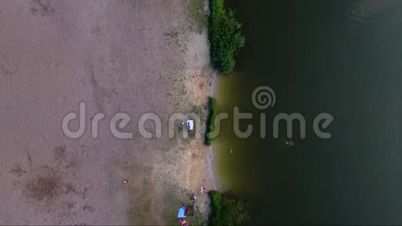 人们在湖景上放松视频的预览图