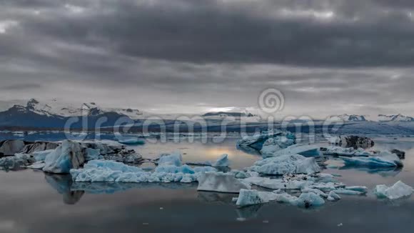 蓝冰山漂浮在午夜的阳光下视频的预览图