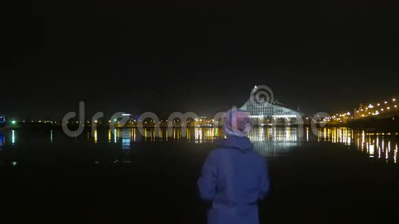 女人在夜城喝水4K视频的预览图