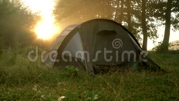 日出时河岸上的旅游帐篷视频的预览图