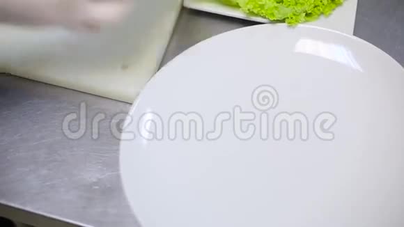 厨师把蔬菜放在盘子里视频的预览图