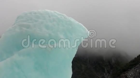 新西兰雾中山脉背景的冰川视频的预览图