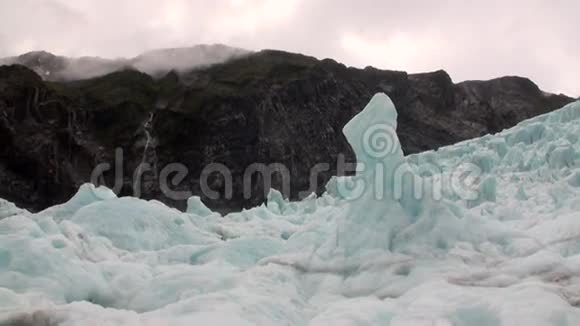 新西兰雾中山脉背景的冰川视频的预览图