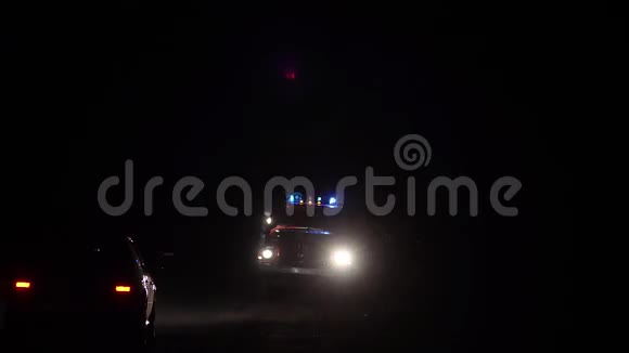汽车救援人员卡车在夜间闪烁蓝光消防车在道路上开着灯和警报器视频的预览图