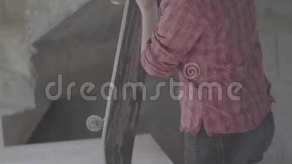 车间里一个女孩用砂纸滑板打磨视频的预览图