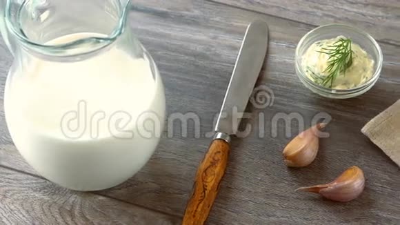 牛奶黄油饼干和新鲜的小面包放在乡村的木桌上乡村早餐视频的预览图
