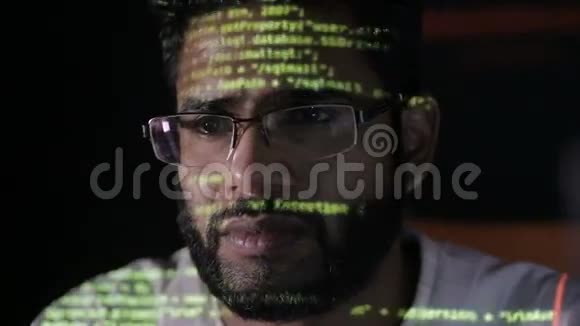 程序员脸上的数据代码反射戴眼镜的黑客夜间侵入程序代码视频的预览图