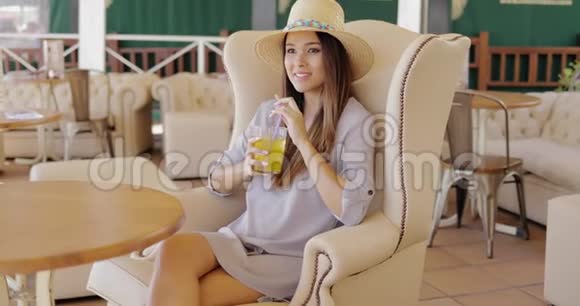 时尚优雅的女人喝酒视频的预览图