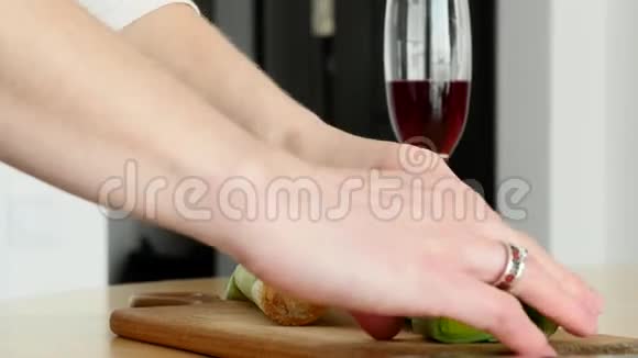 女性的手把蔬菜切成薄片视频的预览图