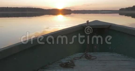 日落时船浮在湖面上视频的预览图