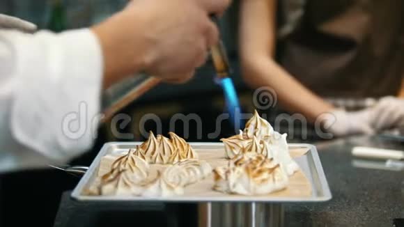 甜点的过程烹饪厨师用火装饰视频的预览图