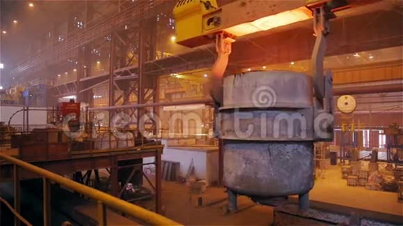钢铁厂起重机是带液态金属的移动罐视频的预览图